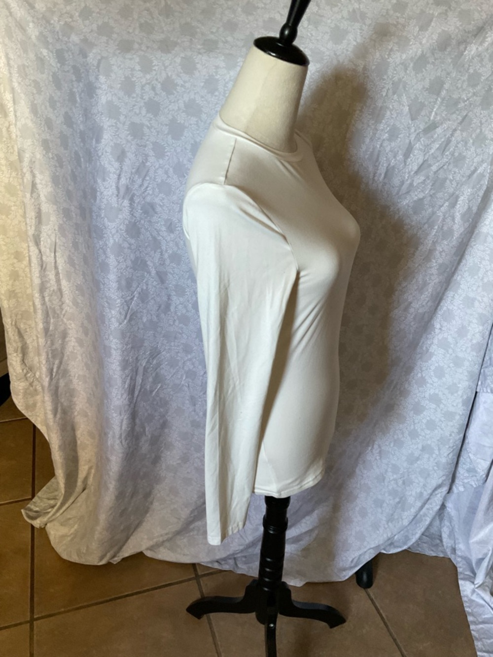 Women's Slim-Fit Long-Sleeve Crewneck Top in White - Picture 4 of 5